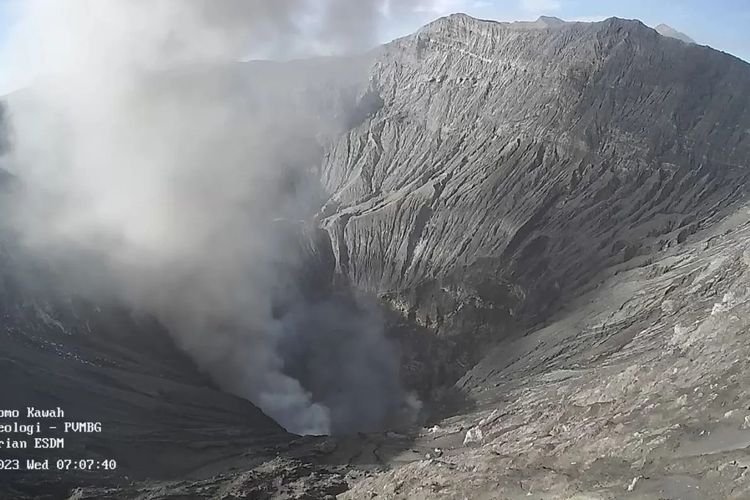 Tangkapan layar rekaman kamera pemantau yang menunjukkan asap putih dan kelabu keluar bersamaan dari kawah Gunung Bromo di Provinsi Jawa Timur pada Rabu (13/12/2023). (ANTARA/HO-PVMBG)