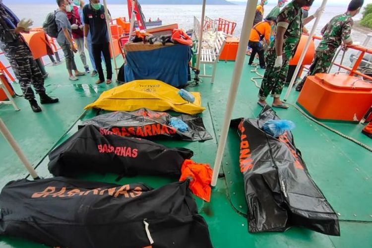 Kantor Pencarian dan Pertolongan Basarnas Ternate, Maluku Utara (Malut) menyatakan, Tim SAR Gabungan terus melakukan pencarian terhadap korban KM Cahaya Arafah yang tenggelam di perairan Tokaka, Halmahera Selatan dan berhasil menemukan 10 orang korban (Basarnas)