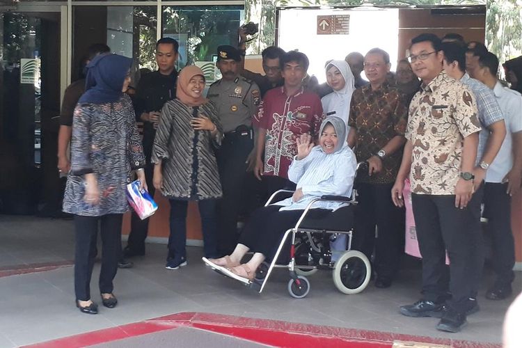 Wali Kota Surabaya Tri Rismaharini menebarkan senyum dan melambaikan tangan kepada wartawan, Rabu (3/7/2019). Kondisi Risma sudah membaik dan diperbolehkan pulang.
