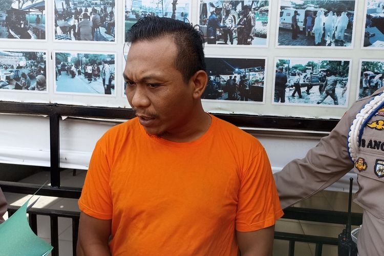 MFR (31), pria yang gelapkan uang perusahaan ayam potong di Mataram dan dihabiskan untuk bermain judi slot.
