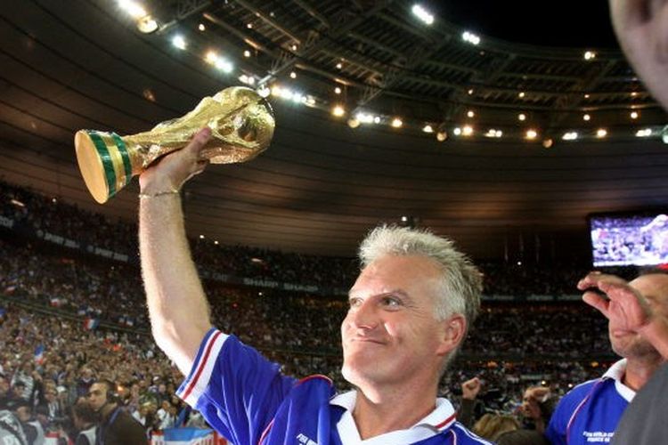 Kapten timnas Perancis, Didier Deschamps, mengangkat trofi Piala Dunia 1998. Perancis tampil sebagai juara Piala Dunia 1998 usai mengalahkan Brasil dengan skor 3-0 pada laga final yang digelar di Stadion Stade de France, 12 Juli 1998.
