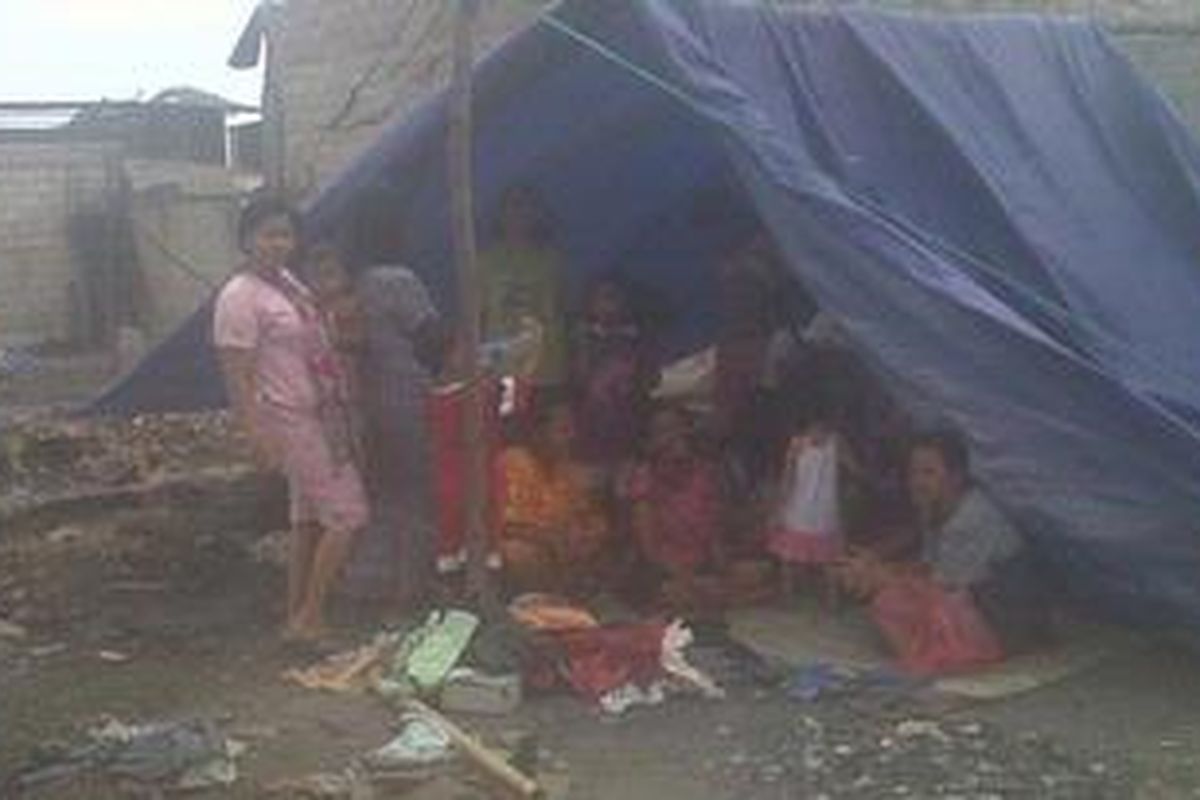 Hampir seluruh warga di RT 02 / RW 2 Pondok Bambu, Duren Sawit, Jakarta Timur, sudah mendapatkan surat undangan pencoblosan dari RT setempat. Mereka adalah korban kebakaran yang terjadi pada Selasa (21/8/2012) lalu.