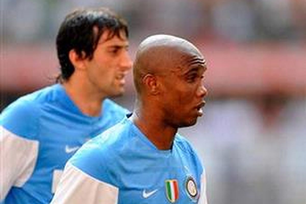 Duo striker Inter Milan, Diego Milito (kiri) dan Samuel Etoo, difavoritkan Marco Di Vaio sebagai top skorer Liga Serie-A musim 2009-10.