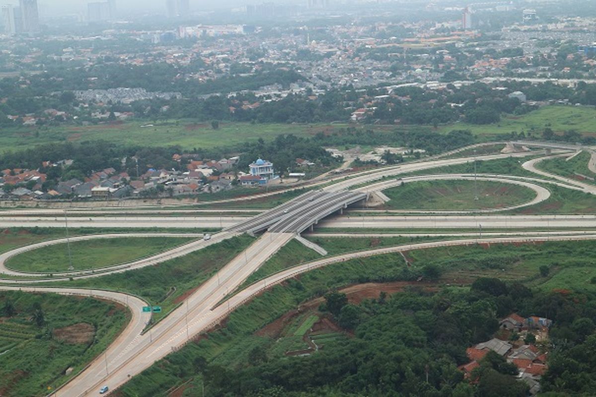 Suasana jalan tol di Tangerang Selatan terlihat dari ketinggian Helicity, Selasa (31/12/2019).