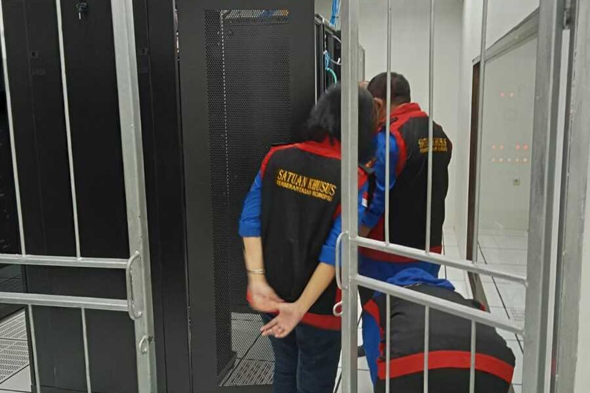 tim Kejati DIY saat menggeledah Kantor Diskominfo Kabupaten Sleman