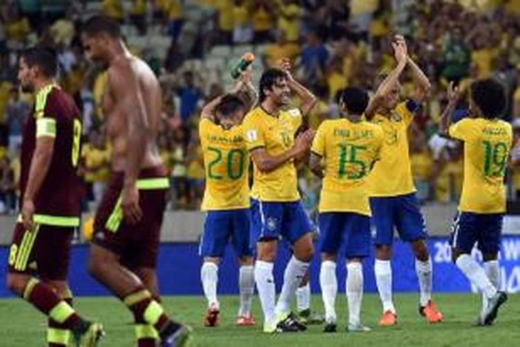 Para pemain Brasil merayakan kemenangan 3-1 atas Venezuela pada laga kualifikasi Piala Dunia 2018 Zona CONMEBOL di  Estadio Castelao, Brasil, Rabu (14/10/2015).