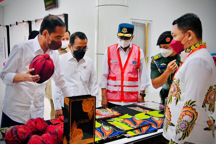Presiden Joko Widodo saat mendatangi stan penjual blangkon Sumenep di Bandara Trunojoyo Sumenep, Rabu (20/4/2022).