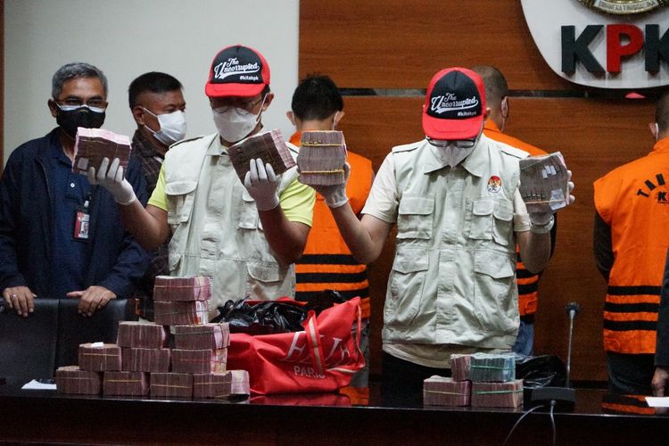 Petugas KPK menunjukkan barang bukti uang yang diamankan dari operasi tangkap tangan terhadap Bupati Musi Banyuasin Dodi Reza Alex Noerdin, Sabtu (16/10/2021).