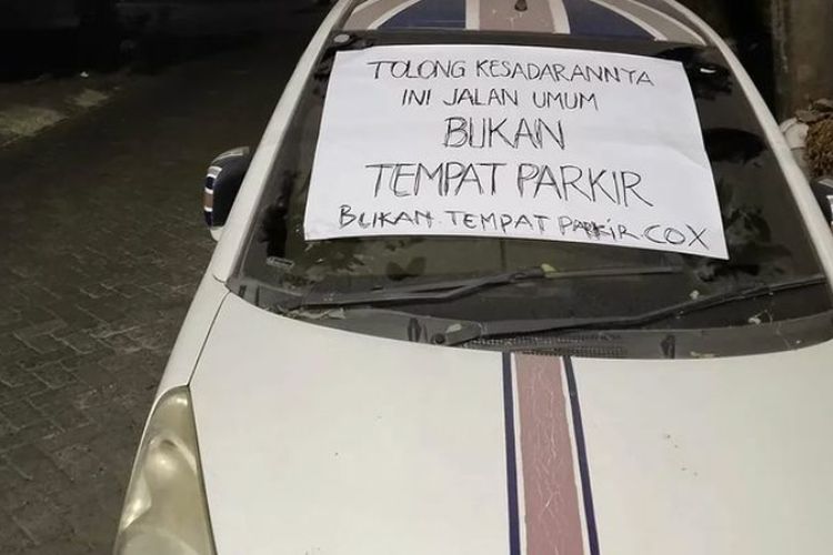 Postingan instagram @driyorejoupdate terkait mobil diduga terparkir beberapa bulan dan meresahkan warga di akses jalan Desa Tanjungan, Kecamatan Driyorejo, Gresik, Jawa Timur.