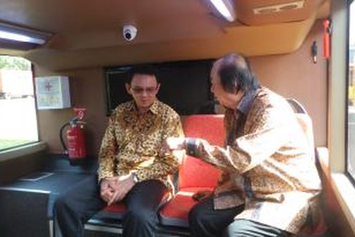 Gubernur DKI Jakarta Basuki Tjahaja Purnama bersama pendiri yayasan Tahir Foundation, Dato Sri Tahir saat melakukan serah terima lima unit bus tingkat gratis, Rabu (10/12/2014).