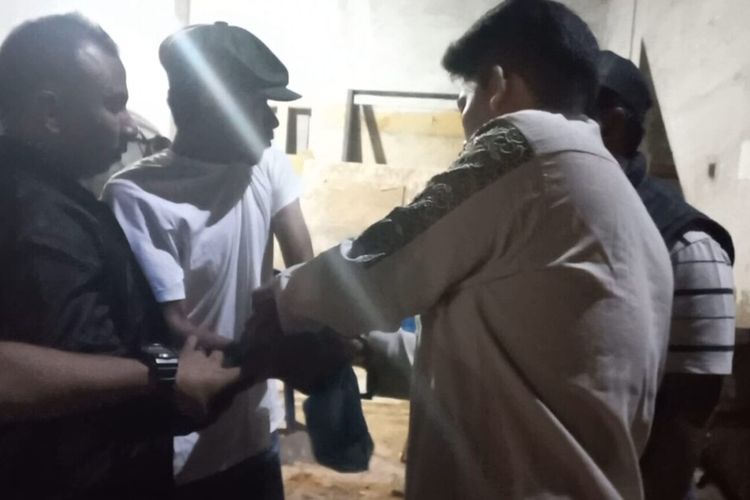 Empat pemuda ditangkap Unit Reskrim Polsek Bengkong setelah terbukti melakukan perbuatan cabul terhadap anak bawah umur usia 16 tahun di Kecamatan Bengkong, Batam, Kepulauan Riau (Kepri). Keempat pelaku yakni masing-masing berinisial R (21), AR (28), ASK (25) dan AKB (20).
