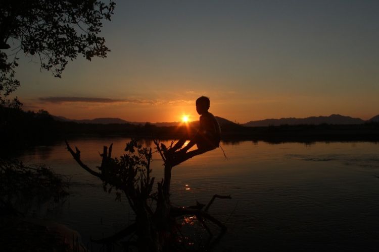 Foto: Foto pemandangan saat matahari terbenam di Pantai Fata, Desa Magepanda, Kecamatan Magepanda, Kabupaten Sikka.