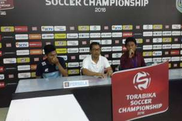 Pelatih Persela Lamongan Aji Santoso (tengah) saat konferensi pers usai pertandingan melawan PS Semen Padang, Sabtu (8/10/2016)