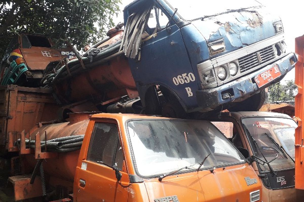 Armada kebersihan tua menumpuk di Kantor Suku Dinas Lingkungan Hidup Jakarta Barat pada Jumat (23/3/2018).