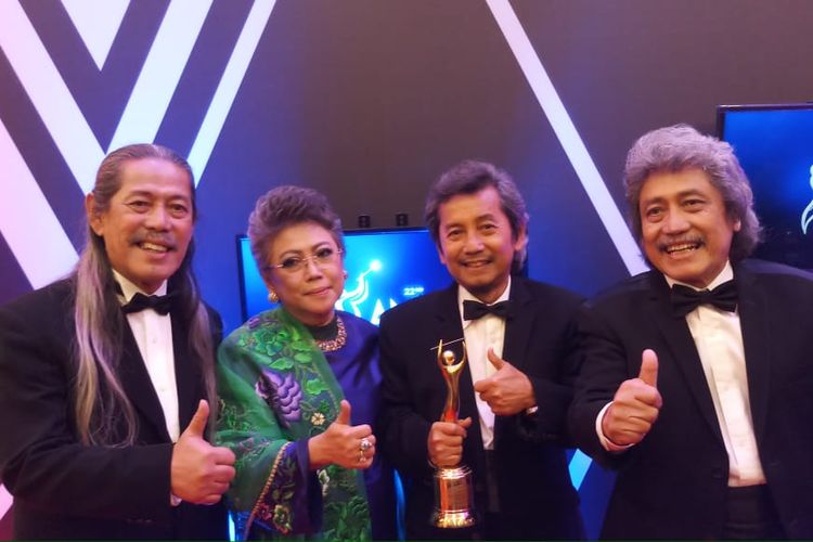 Grub band musik legendaris Bimbo saat ditemui di sela-sela acara AMI Awards di kawasan Kebon Jeruk, Jakarta Barat, Kamis (28/11/29/2019) dini hari.