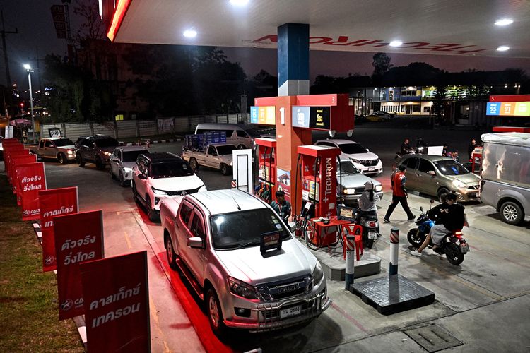 Kendaraan bermotor mengantre di sebuah SPBU Caltex di provinsi Chiang Rai, Thailand utara, Selasa (17/3/2026), menyusul gangguan impor minyak yang disebabkan oleh perang di Timur Tengah. Dari ibu kota Bangkok hingga Chiang Rai di ujung utara negara itu, para pengemudi dan pengendara di Thailand mengantre untuk mendapatkan BBM kelangkaan semakin memburuk dan potensi kenaikan harga.