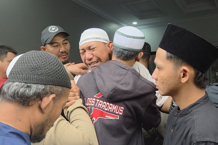 Kesedihan Mendalam Suami Mpok Alpa Melepas Kepergian Istrinya