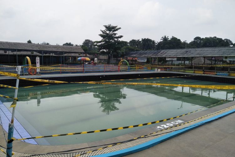 Tempat kejadian bocah berinisial MI (4) yang tewas tenggelam di kolam renang dengan kedalaman 120 sentimeter di Taman Herbal Insani, Kota Depok, pada Jumat (6/5/2022), kini telah dipasangi garis polisi atau police line.