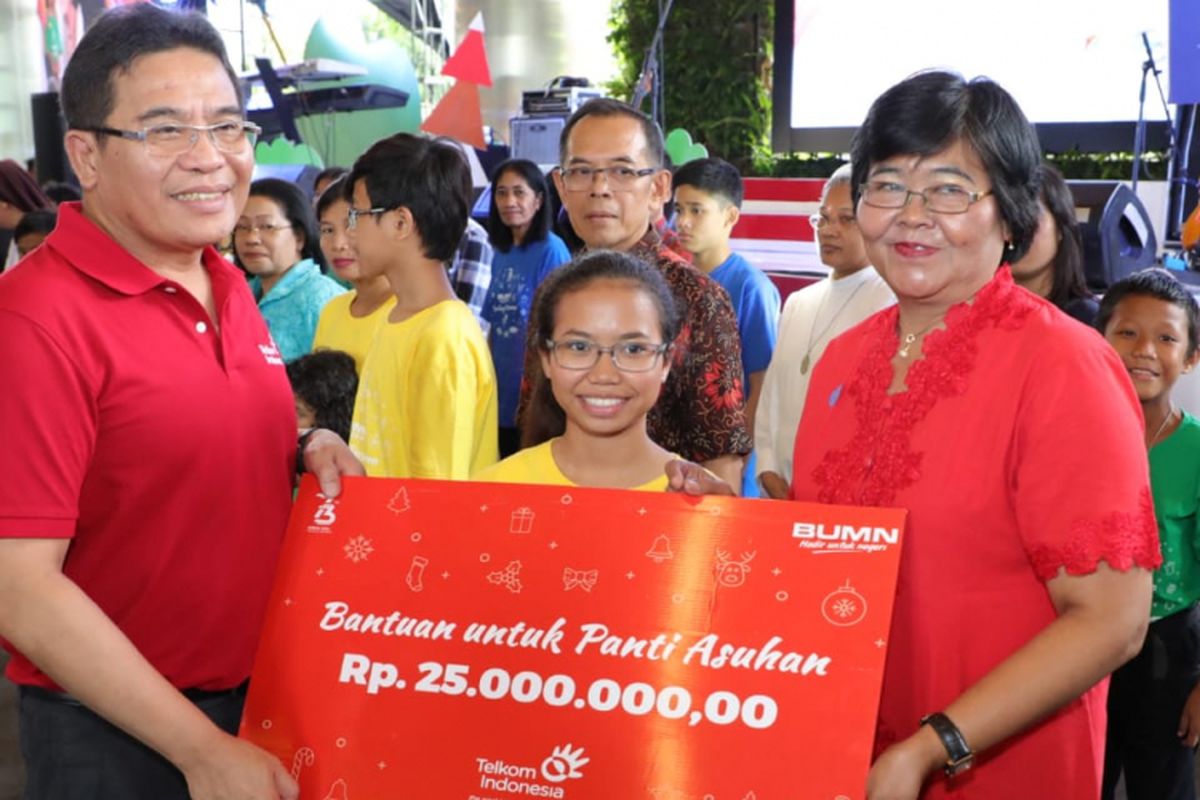 Direktur Utama Telkom Alex J. Sinaga (kiri) menyerahkan simbolis santunan kepada perwakilan penerima bantuan dari Panti Asuhan dalam acara BUMN Berbagi Bersama Panti Asuhan di Kawasan The Telkom Hub Jakarta, Sabtu (15/12).

Menyambut Natal 2018 dan Tahun Baru 2019, dalam rangkaian Program BUMN Hadir untuk Negeri, PT Telkom Indonesia (Persero) Tbk (Telkom) bersama PT Pelabuhan Indonesia II (Persero) (IPC), Perum Percetakan Negara Republik Indonesia (PNRI), PT Kawasan Berikat Nusantara (KBN), dan PT (Persero) Jakarta Industri Estate Pulo Gadung (JIEP) menyerahkan santunan kepada lebih dari 1.000 anak asuh yang berasal dari 19 Panti Sosial Asuhan Anak di wilayah DKI Jakarta.