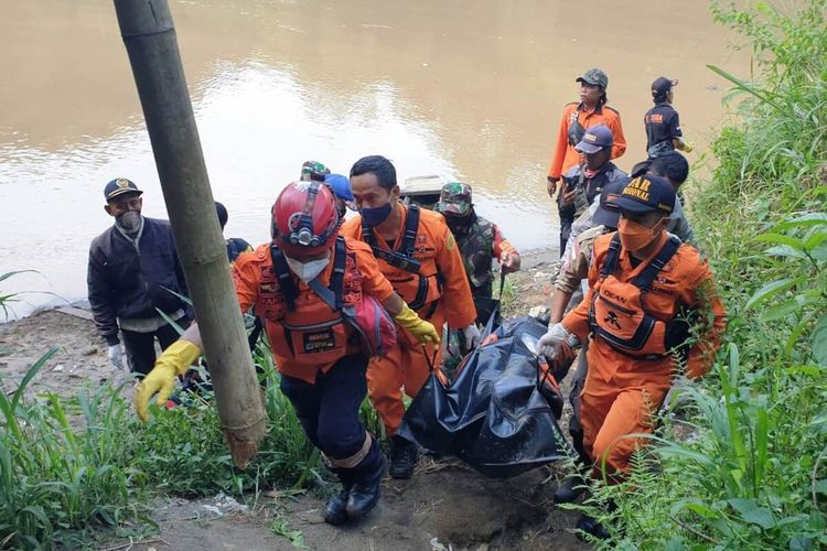 Tim SAR gabungan menggotong jenazah seorang warga Cianjur, Jawa Barat, yang ditemukan tewas mengambang di sungai diduga tenggelam, Kamis (14/7/2022).