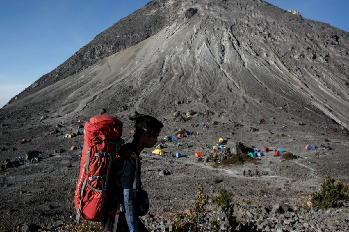 ilustrasi pendaki berjalan. Pendaki di Gunung Merbabu tewas.