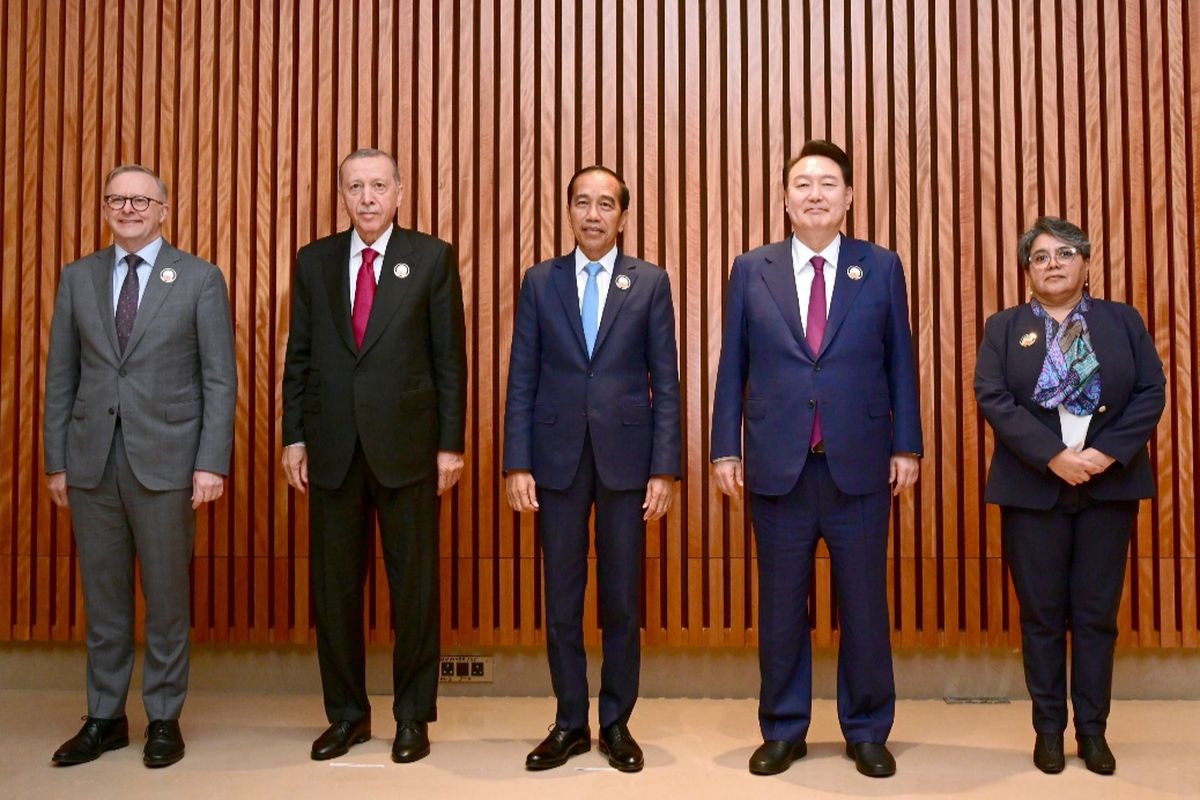 Presiden Joko Widodo bersama para pemimpin negara anggota MIKTA saat pertemuan Leaders' Gathering ke-1 yang diselenggarakan di Bharat Mandapam, IECC, Pragati Maidan, New Delhi, India, pada Sabtu (9/9/2023).