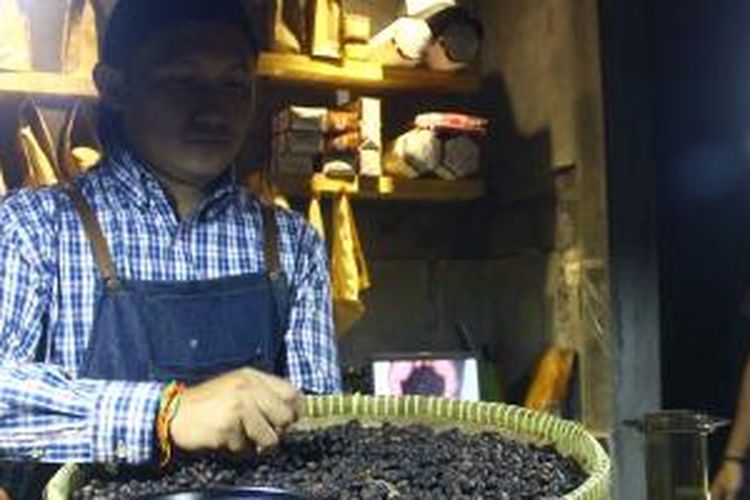 Kisah yang diceritakan Pepeng mengenai proses pengolahan kopi dimulai sejak pemilihan biji kopi hingga penyajian kepada konsumen.