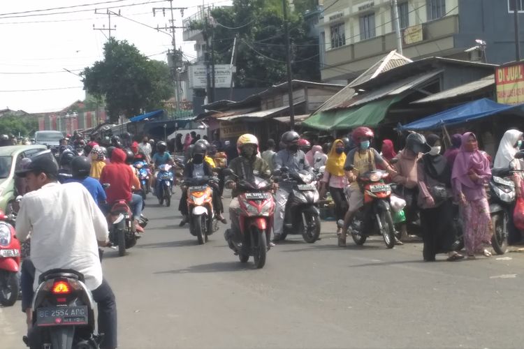 Warga memadati area sekitar Pasar Gintung, Bandar Lampung, Jumat (22/5/2020). Jelang lebaran, warga seperti tidak peduli dengan penyebaran virus corona.