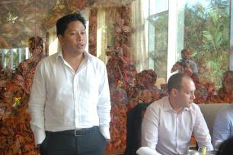 CEO One Fighting Championship, Viktor Cui (kiri), memberikan keterangan pada media di Hotel Mulia, Senayan, Jakarta, Rabu (24/7/2013).