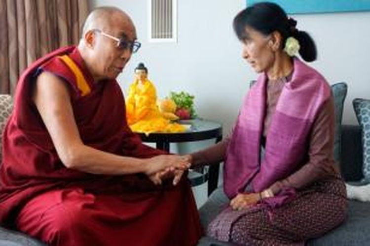 Pemimpin spiritual Tibet, Dalai Lama dalam sebuah pertemuan dengan tokoh pro-demokrasi Myanmar, Aung San Suu Kyi di London, Inggris beberapa tahun lalu.