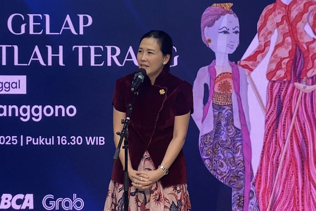 Veronica Tan dalam acara pameran tunggal Habis Gelap Terbitlah Terang di Menara Kompas, Jakarta Pusat, Senin (21/4/2025).