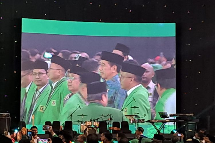 Presiden Joko Widodo (Jokowi) menghadiri peringatan Hari Lahir (Harlah) ke-50 Partai Persatuan Pembangunan (PPP) di ICE, BSD, Kabupaten Tangerang, Jumat (17/2/2023). 