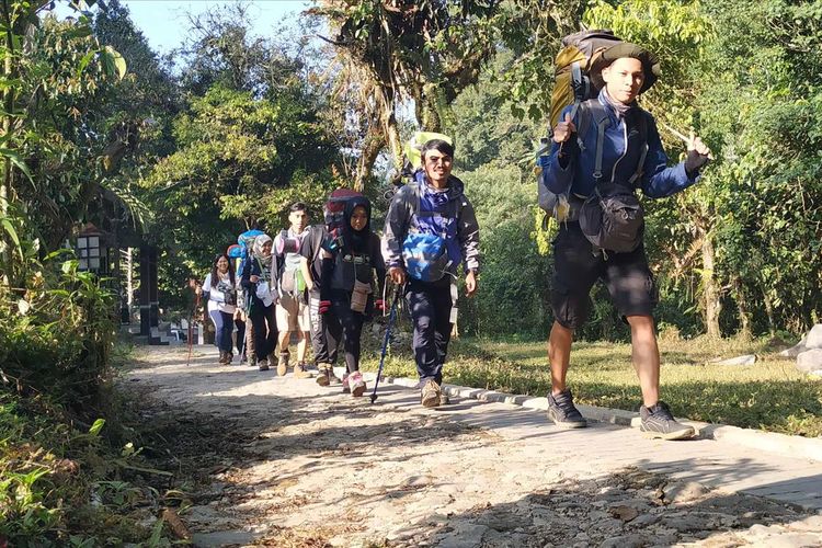 Peserta Nanjak Bareng Pesona Gurilaps melintas jalan tembok menuju jalur pendakian di pintu masuk TNGGP Resort Selabintana, Sukabumi, Jawa Barat, Sabtu (27/7/2019).