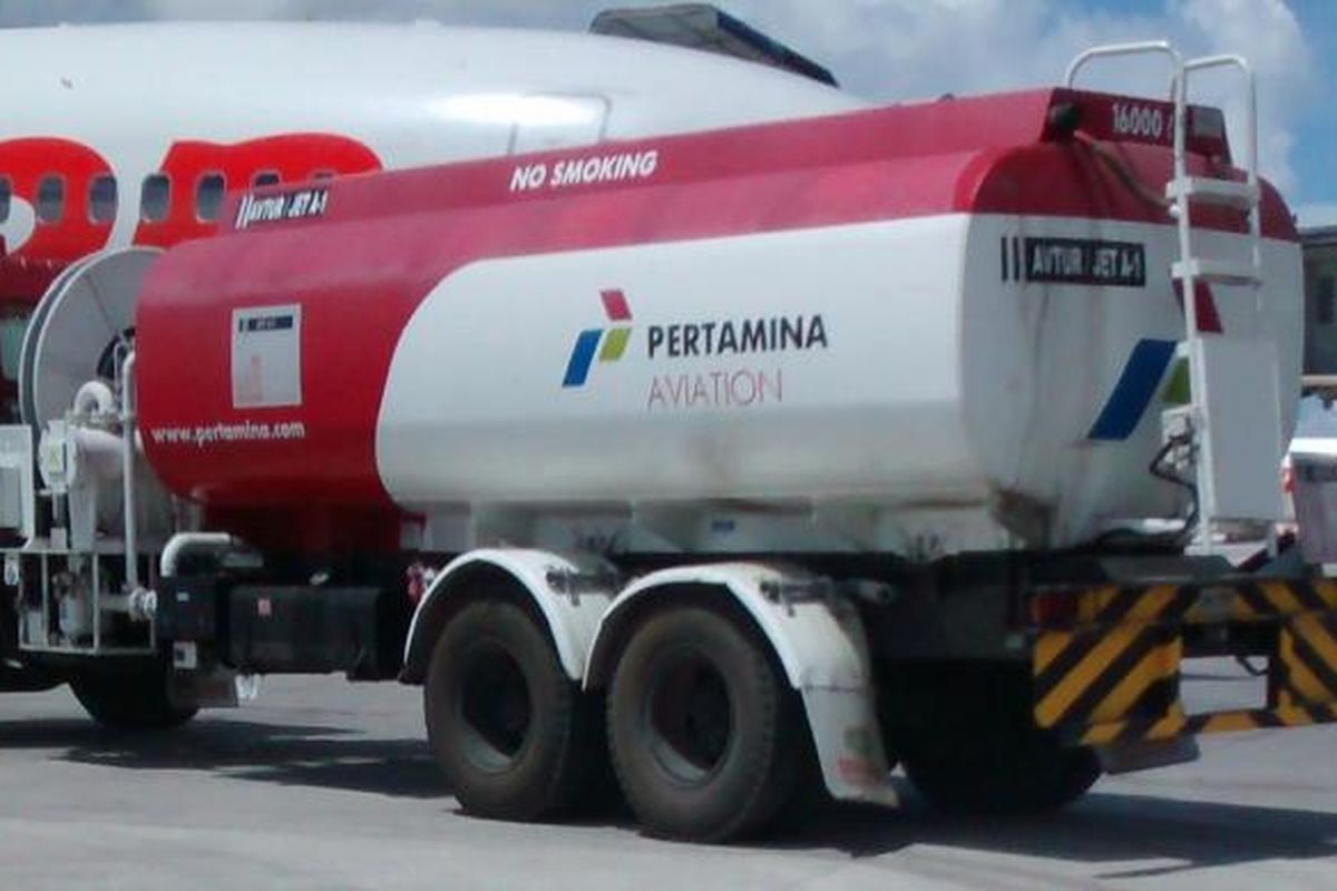 Ilustrasi: Tangki avtur Pertamina mengisi bahan bakar pesawat di Bandara Sentani, Jayapura, beberapa waktu lalu.