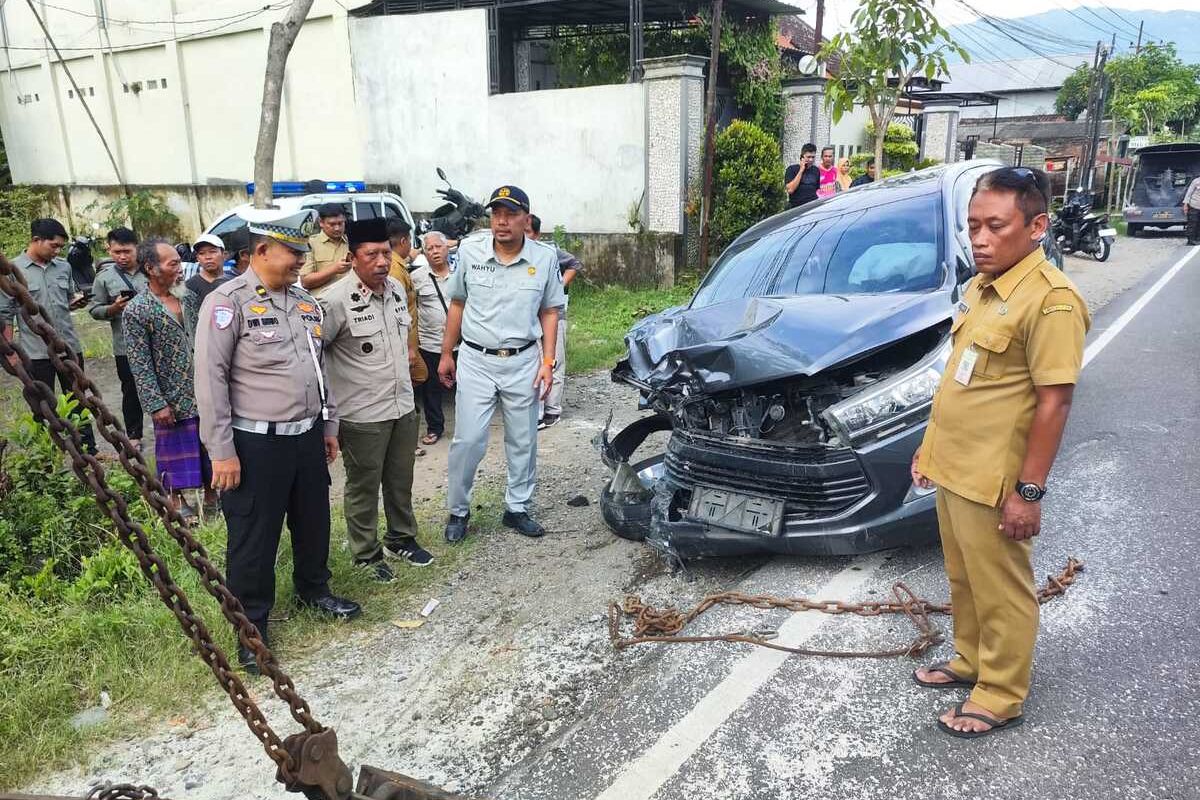 Polisi lakukan olah tempat kejadian perkara, di lokasi kecelakaan Mobil Toyota Inova menabrak pesepeda motor di Kabupaten Trenggalek Jawa Timur, Selasa (11/03/2025).