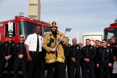 Penghargaan Tyson Fury Buat Petugas Pemadam Kebakaran