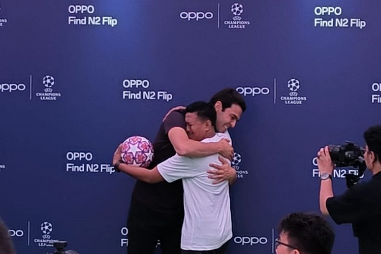 Penggemar AC Milan, Daeng (kanan), menangis saat memeluk sang idola, Kaka, dalam acara Oppo Indonesia di Plaza Indonesia, Jakarta, pada Sabtu (3/6/2023) siang WIB.