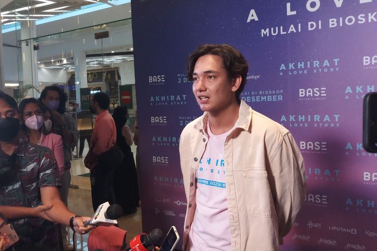 Adipati Dolken Adipati Dolken dalam jumpa pers film Akhirat: A Love Story di XXI Gandaria City, Jakarta Selatan, Jumat (19/11/2021). 