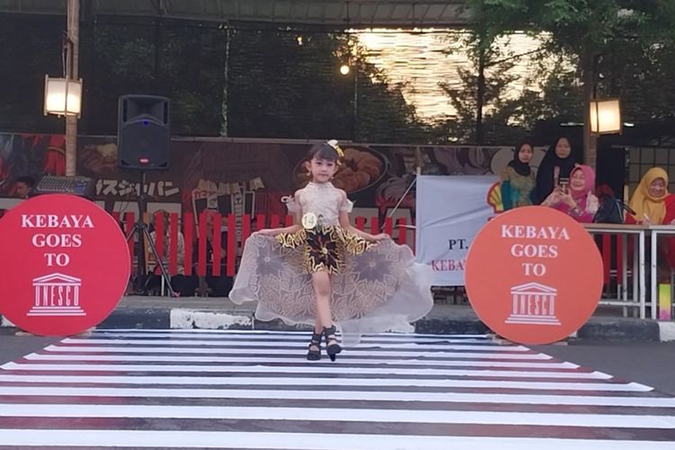 Sejumlah peserta Kebaya Goes To Unesco Fashion Show ala Citayam Fashion Week, tampil di Patra Park Kecamatan Kedawung, Kabupaten Cirebon, Jawa Barat, Sabtu Petang (13/8/2022). Kegiatan ini juga berupaya memeriahkan HUT Ke 77 Republik Indonesia.