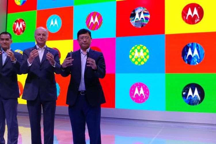 (ki-ka) Adrie Suhadi, Country Lead Lenovo Mobile Business Group; Aymar de Lencquesaing, Chairman &President Motorola Mobility; dan Dillon Ye, Vice President Lenovo saat acara peluncuran Moto Z di Jakarta, Rabu (25/1/2017)