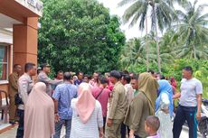Protes Ada Praktik Pungli, Warga Desa Selaut Natuna Segel Kantor Desa
