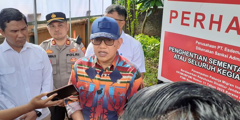 Menteri Pelindungan Pekerja Migran Indonesia (P2MI), Abdul Kadir Karding, saat mengecek perusahaan penempatan pekerja migran Indonesia (P3MI) PT Esdema Mandiri di Jatiasih, Bekasi, Jawa Barat, Selasa (20/5/2025).