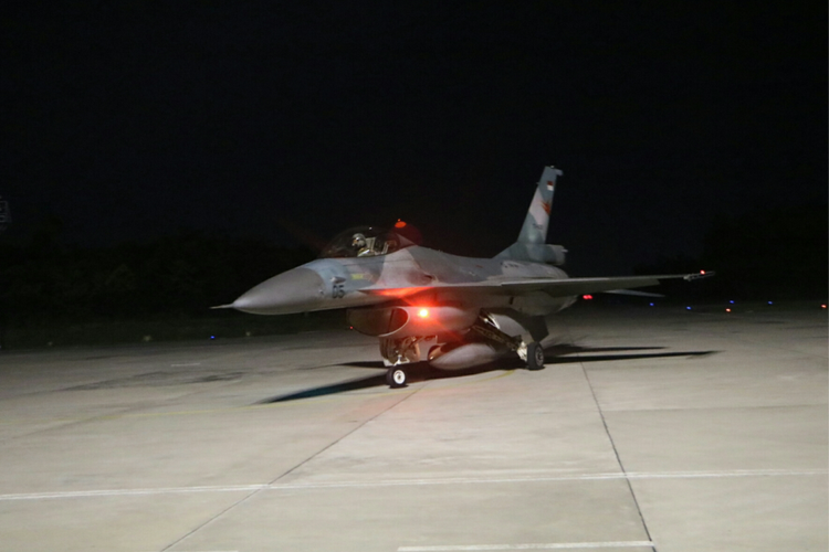 One of the F-16 fighter aircraft of the Indonesian Air Force at Roesmin Nurjadin Air Base Pekanbaru, Riau, prepares to carry out night flight training, on Tuesday (25/9/2018).