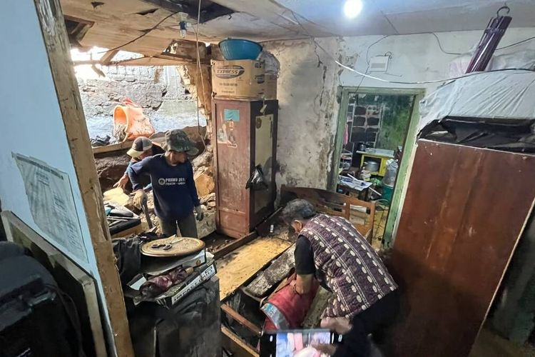Kisah Warga Cihampelas Bandung Terhimpit Lemari Saat Banjir Menjebol Rumahnya
