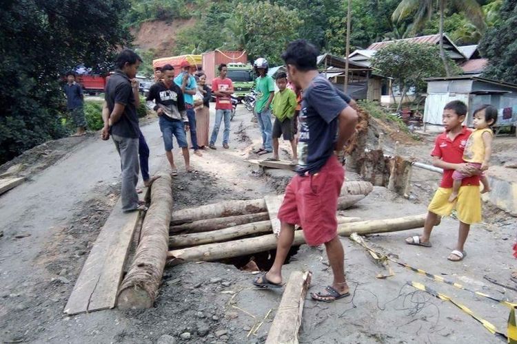 Nampak mobil truk tidak dapat melintasi jembatan ini