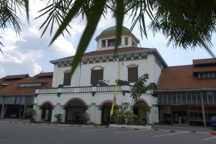 Stasiun Tawang, Kota Semarang, Jawa Tengah, Senin (30/8/2010). Stasiun yang dirancang arsitek Belanda, JP de Bordes, itu dibangun sekitar tahun 1914 dan kini masih dapat dinikmati keindahannya.