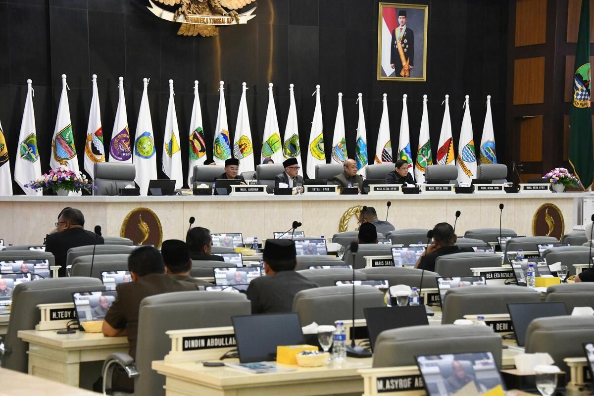 Suasana rapat paripurna membahas Rancangan Peraturan Daerah Prakarsa tentang kegiatan usaha pertambangan, administrasi kependudukan (adminduk) dan pengelolaan barang milik daerah hingga BUMD di Gedung DPRD Jawa Barat, Kota Bandung, Jumat (16/5/2025).