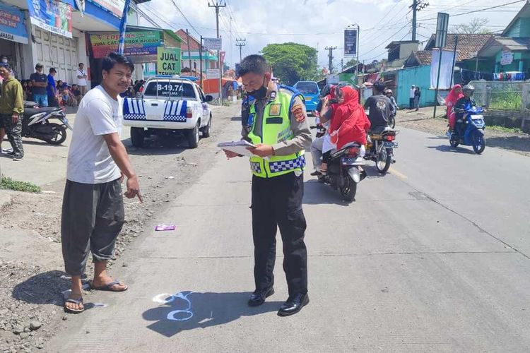 Petugas Satuan Lantas Polres Sukabumi Kota sedang olah tempat kejadian perkara tabrakan ambulans dengan motor di Jalan Sukabumi-Cianjur, Kecamatan Sukalarang, Sukabumi, Jawa Barat, Rabu (17/8/2022).