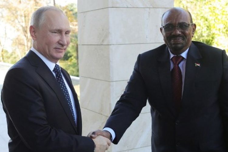 Presiden Rusia Vladimir Putin (kiri) menemui rekannya dari Sudan, Presiden Omar al-Bashir di Sochi, Kamis (23/11/2017).