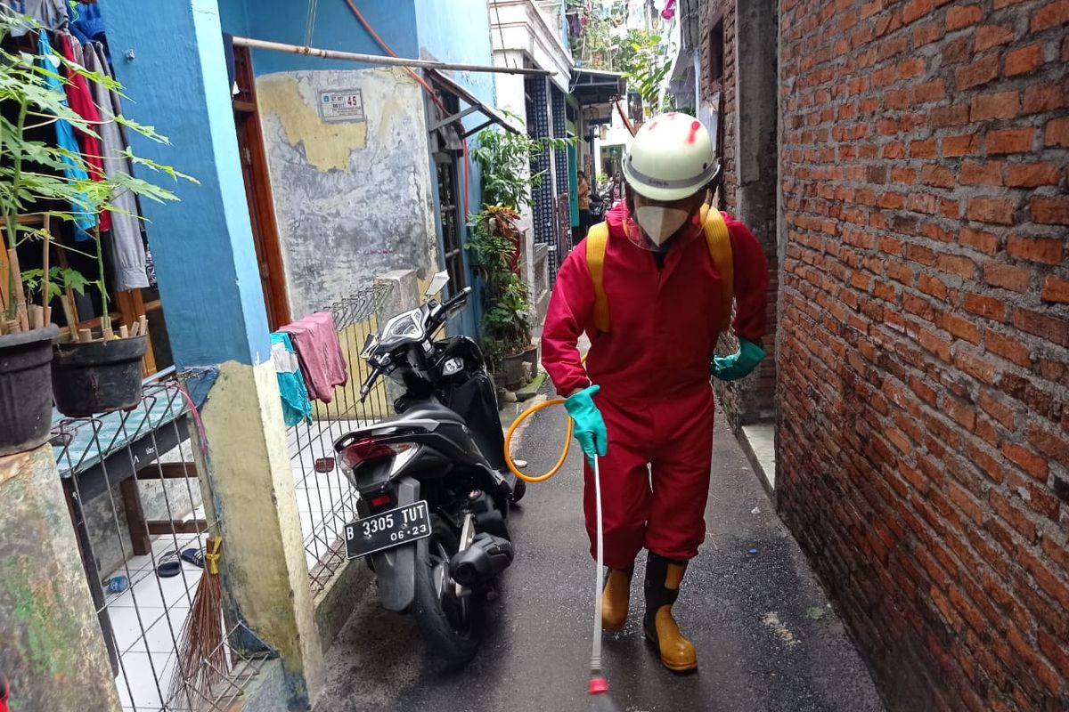 Penyemprotan cairan disinfektan sebagai langkah mencegah potensi penularan Covid-19 di Jakarta Timur.